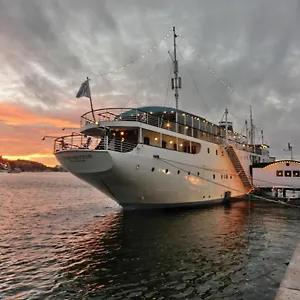 Maelardrottningen Yacht Úszó hotel